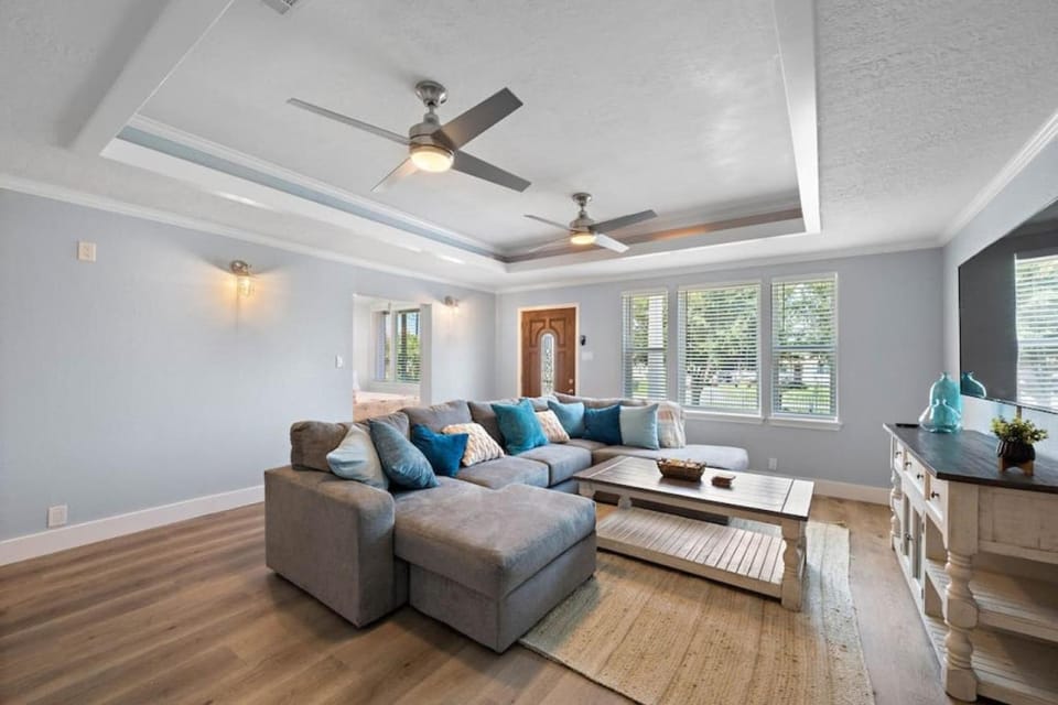Spacious home with huge game room, Cowboy soaking pool and guest house House in Galveston Island