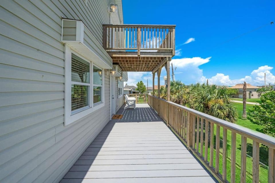 Stunning beach house with huge game room, close to beach House in Jamaica Beach