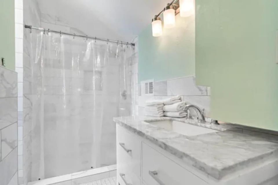 Texas vacation home with huge yard and pool, close to beach House in Hitchcock