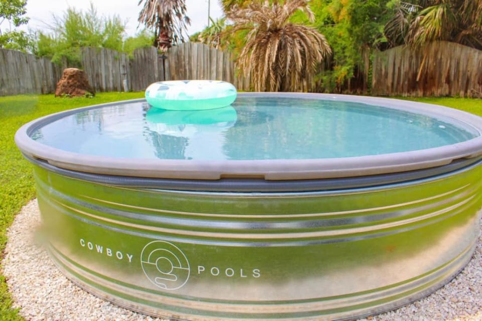 Texas vacation home with huge yard and pool, close to beach House in Hitchcock