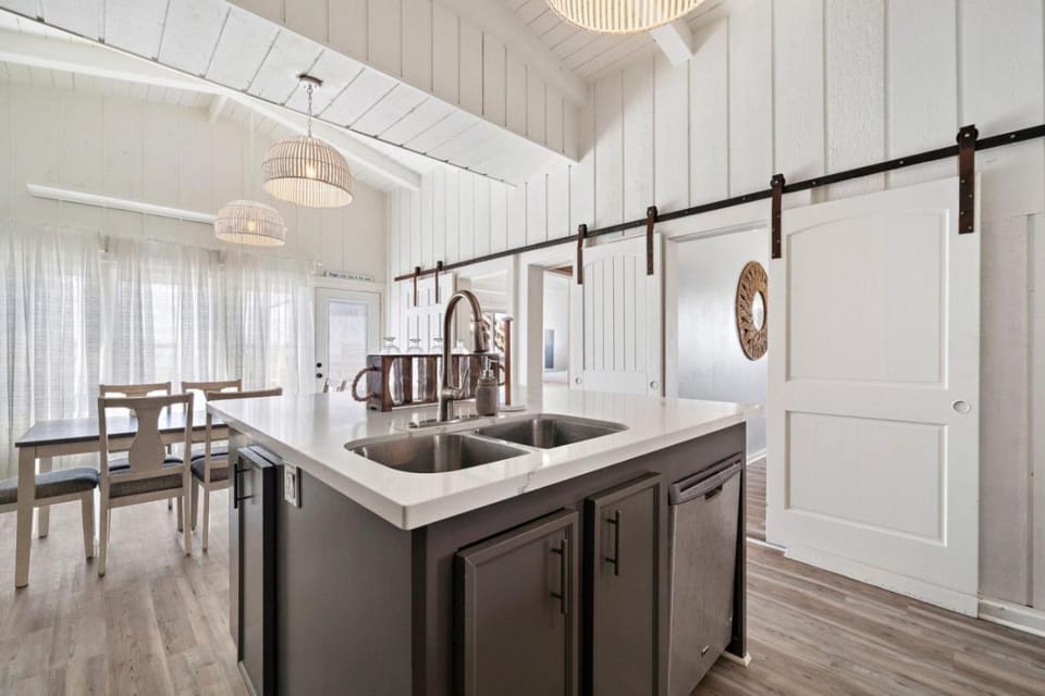 Beach house with fire pit, game room and massive deck with wonderful ocean views House in Surfside Beach
