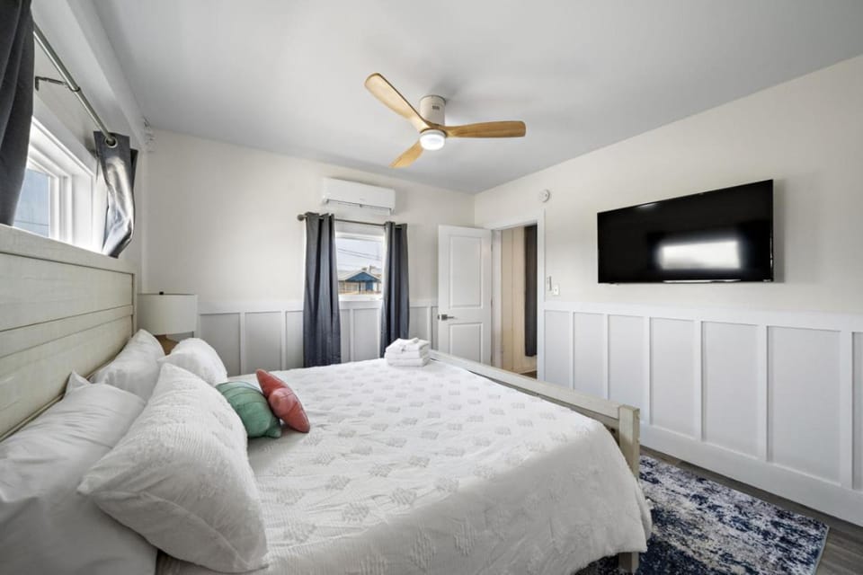 Beach house with fire pit, game room and massive deck with wonderful ocean views House in Surfside Beach