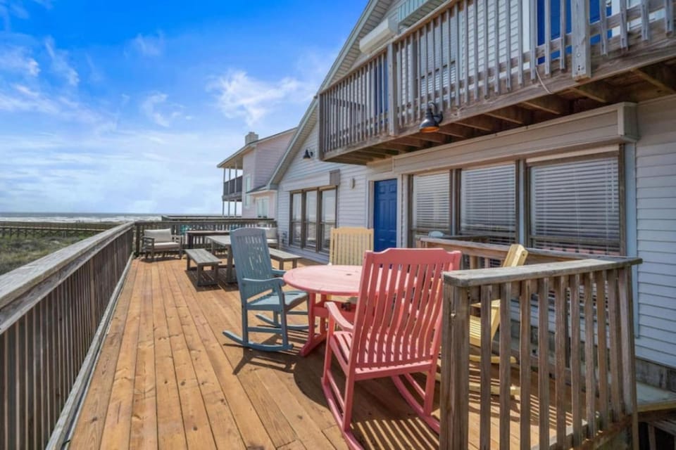 Secluded beachfront house with gorgeous ocean views House in Galveston Island
