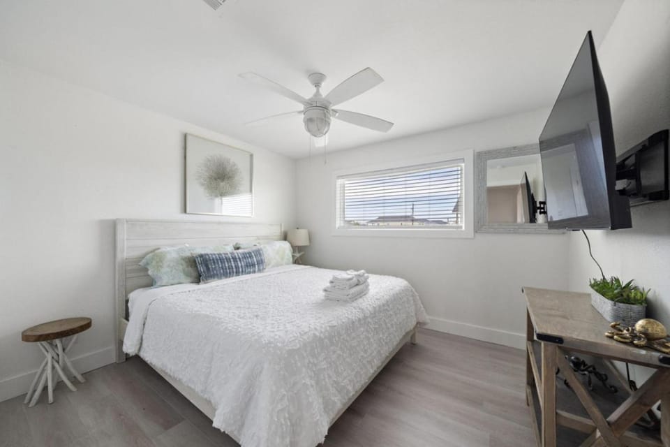 The Zachary House BeachBox Oceanview and Walk to Beach House in Galveston Island