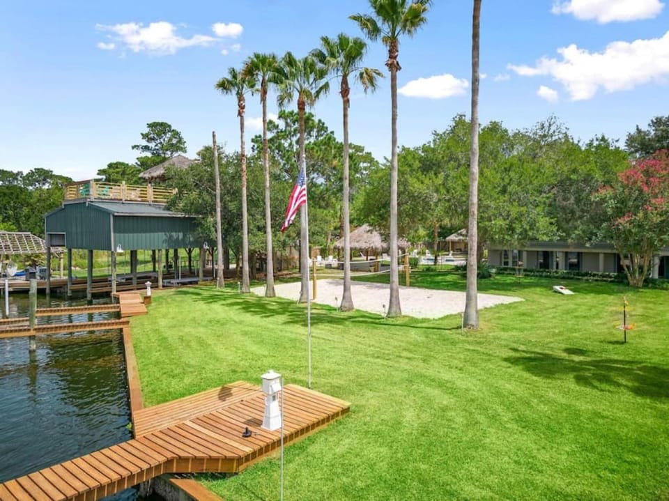 Waterfront oasis with private pool, game room, fire pit and volleyball court House in League City