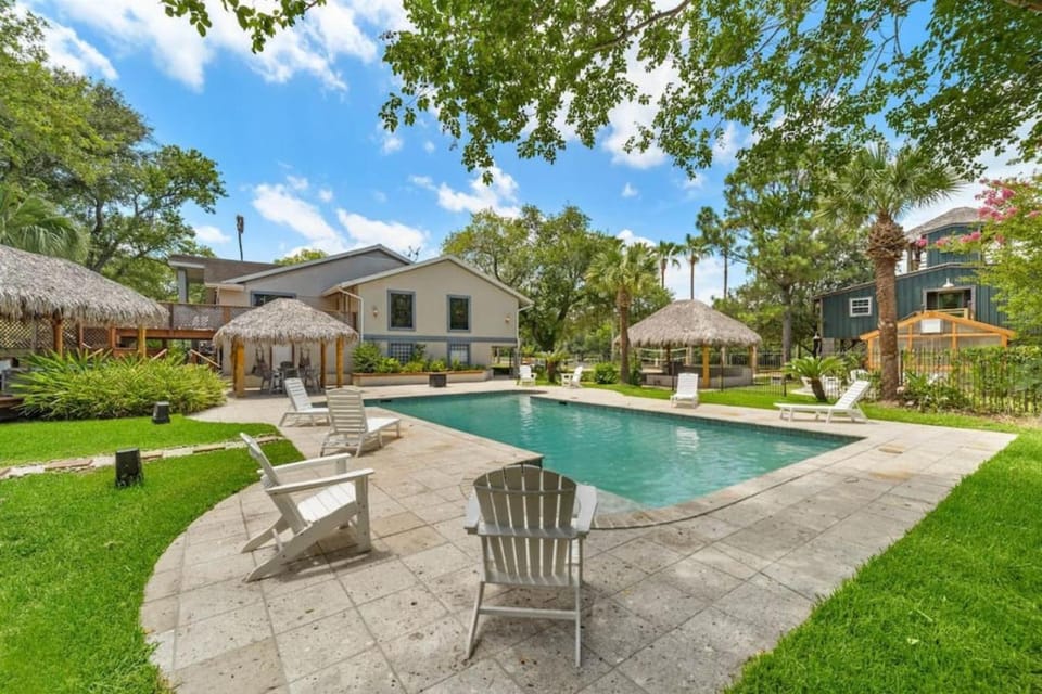 Waterfront oasis with private pool, game room, fire pit and volleyball court House in League City