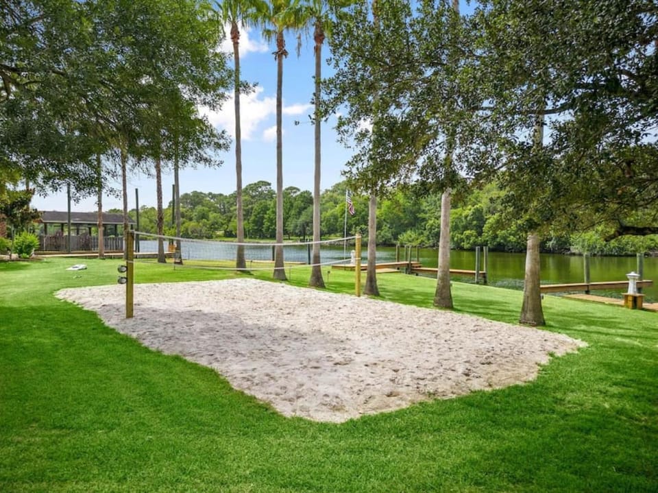 Waterfront oasis with private pool, game room, fire pit and volleyball court House in League City