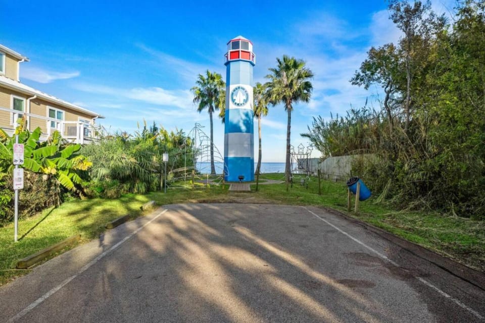 Cozy cottage in the heart of Kemah close to the boardwalk and bay Country House in Kemah