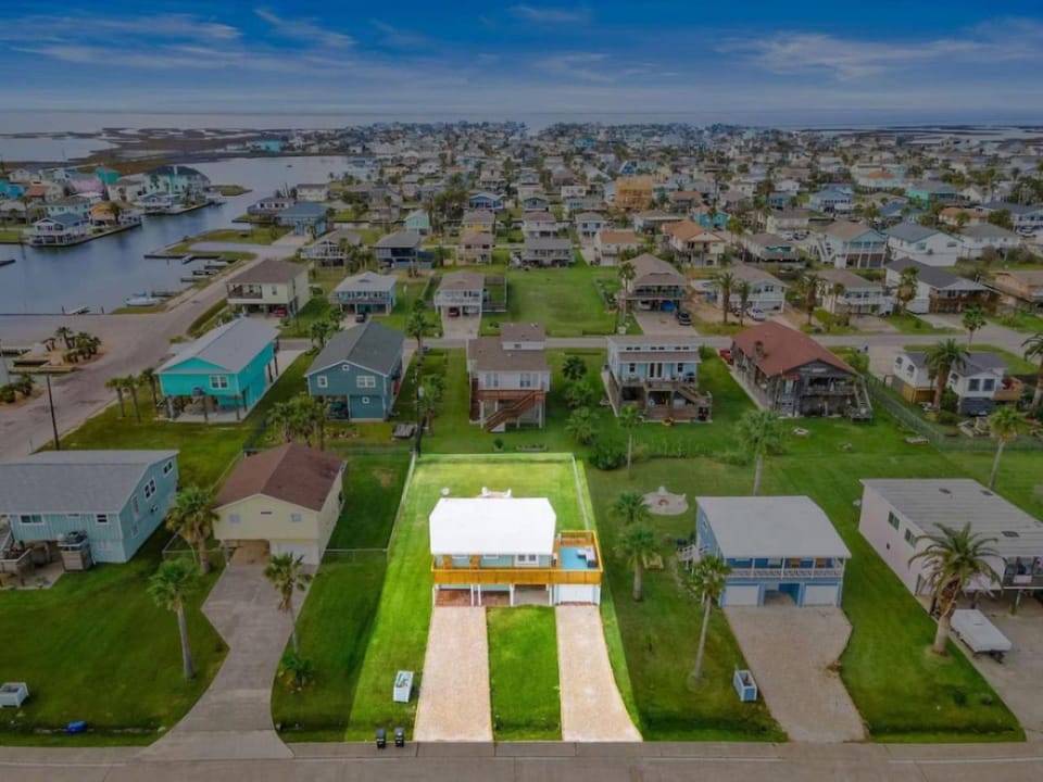 Home with fire pit, large deck, game room and close to the beach House in Jamaica Beach