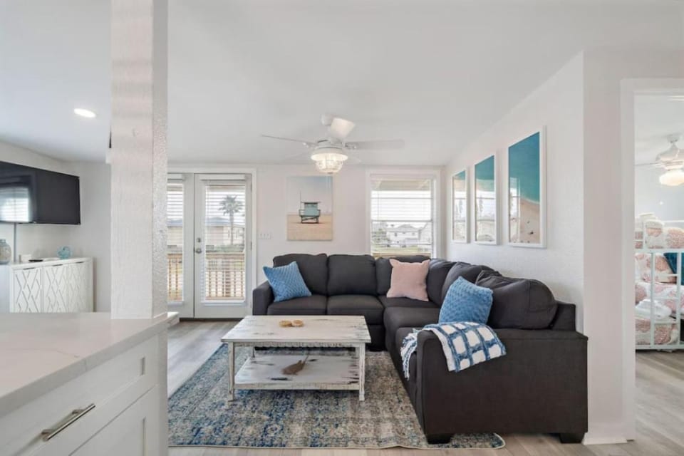 Home with fire pit, large deck, game room and close to the beach House in Jamaica Beach