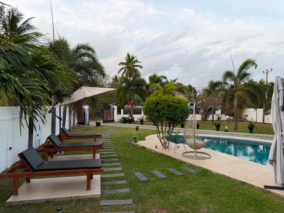Garden, Garden view, Pool view, Swimming pool, sunbed