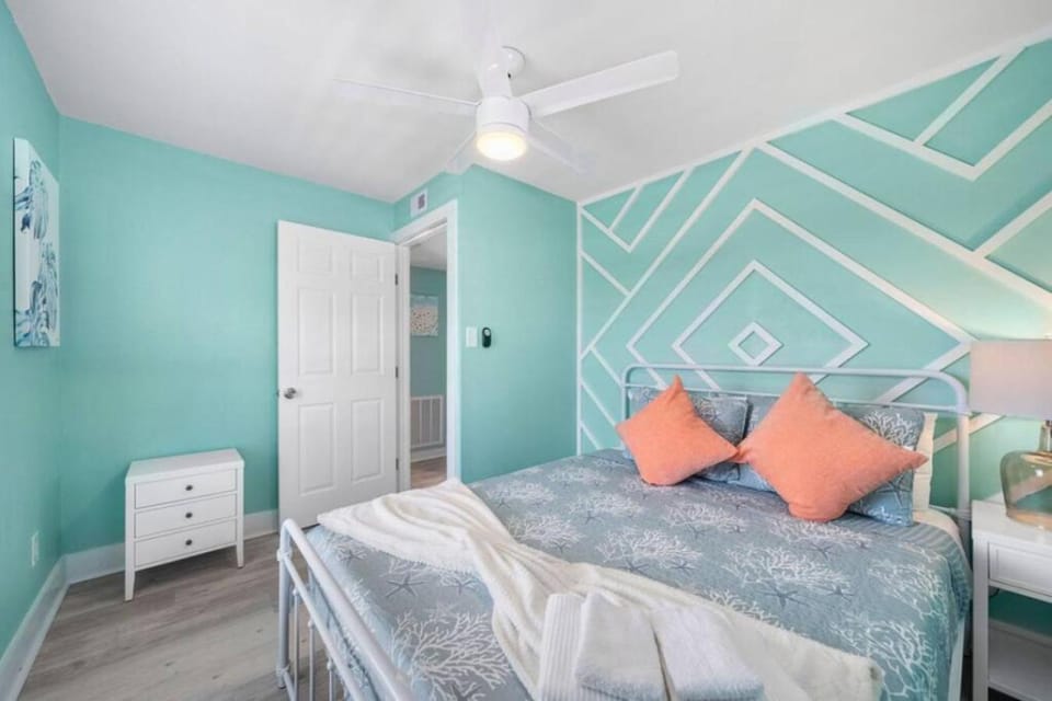 Cozy beach bungalow close to ocean with large yard House in Jamaica Beach