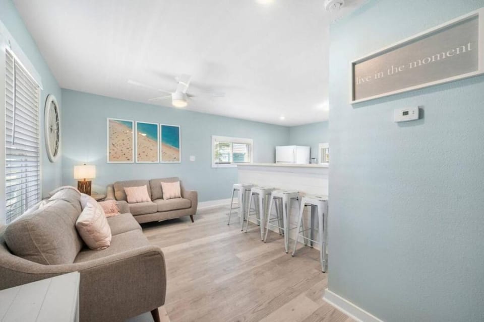 Cozy beach bungalow close to ocean with large yard House in Jamaica Beach