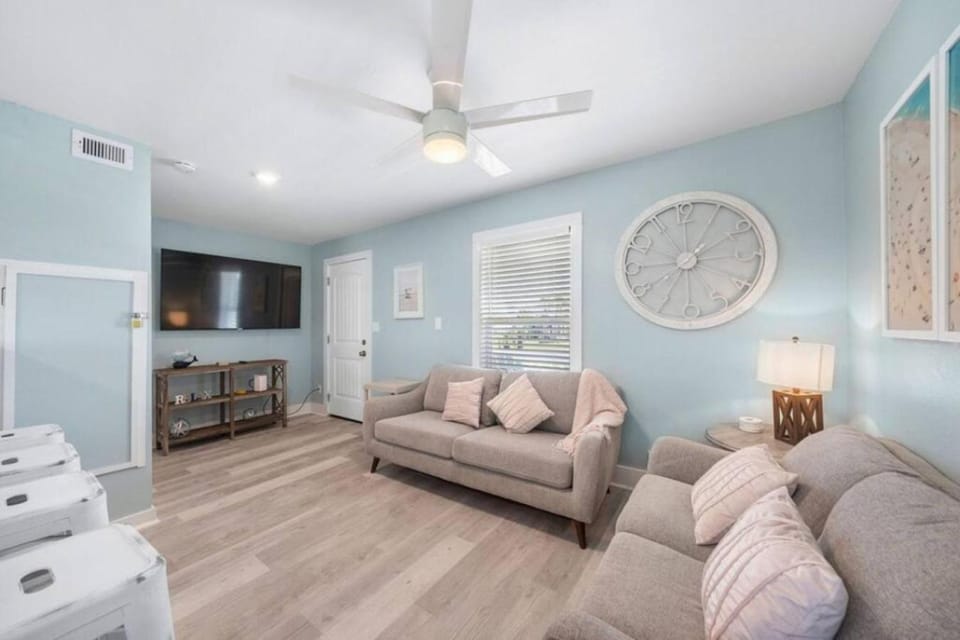 Cozy beach bungalow close to ocean with large yard House in Jamaica Beach