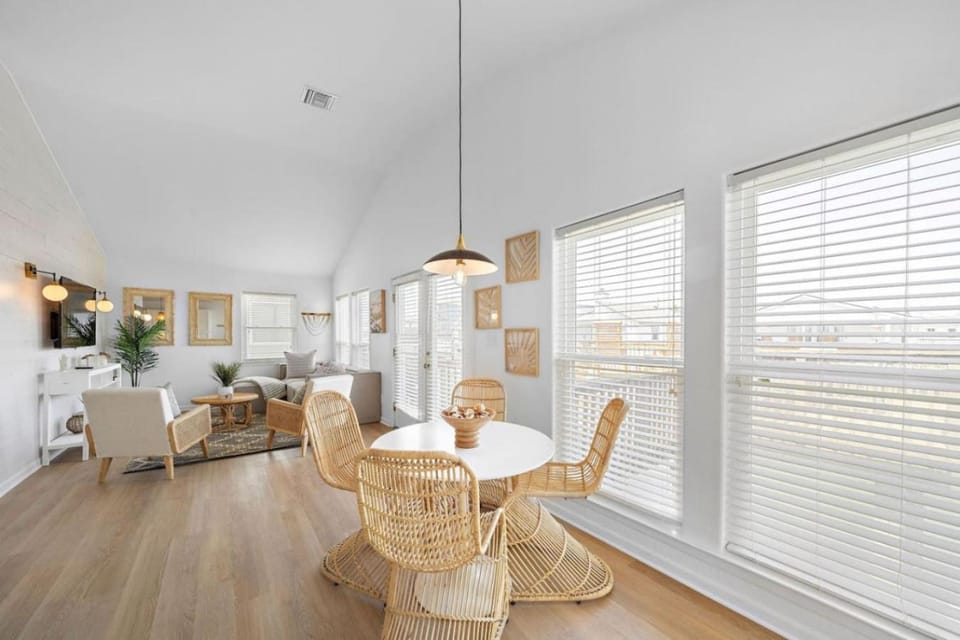 Stylish Home with game room, deck, and canal access House in Hitchcock