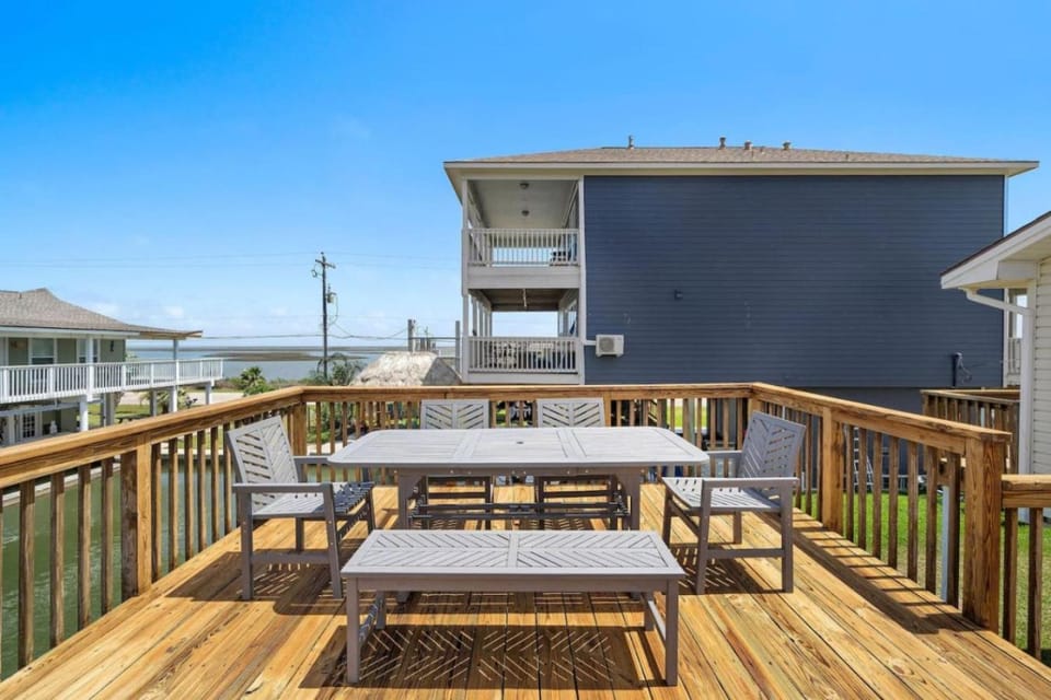 Stylish Home with game room, deck, and canal access House in Hitchcock