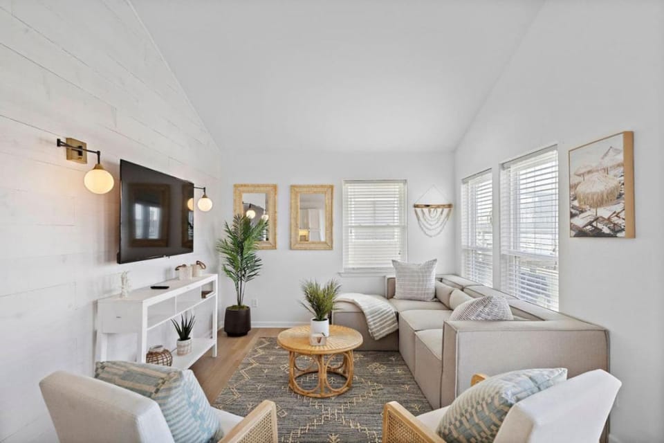 Stylish Home with game room, deck, and canal access House in Hitchcock