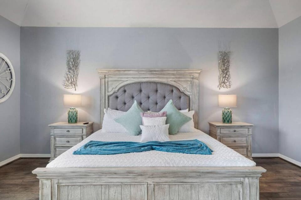 Perfect Seabrook retreat just minutes from the bay with fire pit and Cowyboy soaking pool House in Seabrook