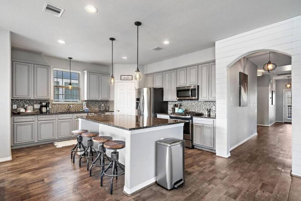 Perfect Seabrook retreat just minutes from the bay with fire pit and Cowyboy soaking pool House in Seabrook