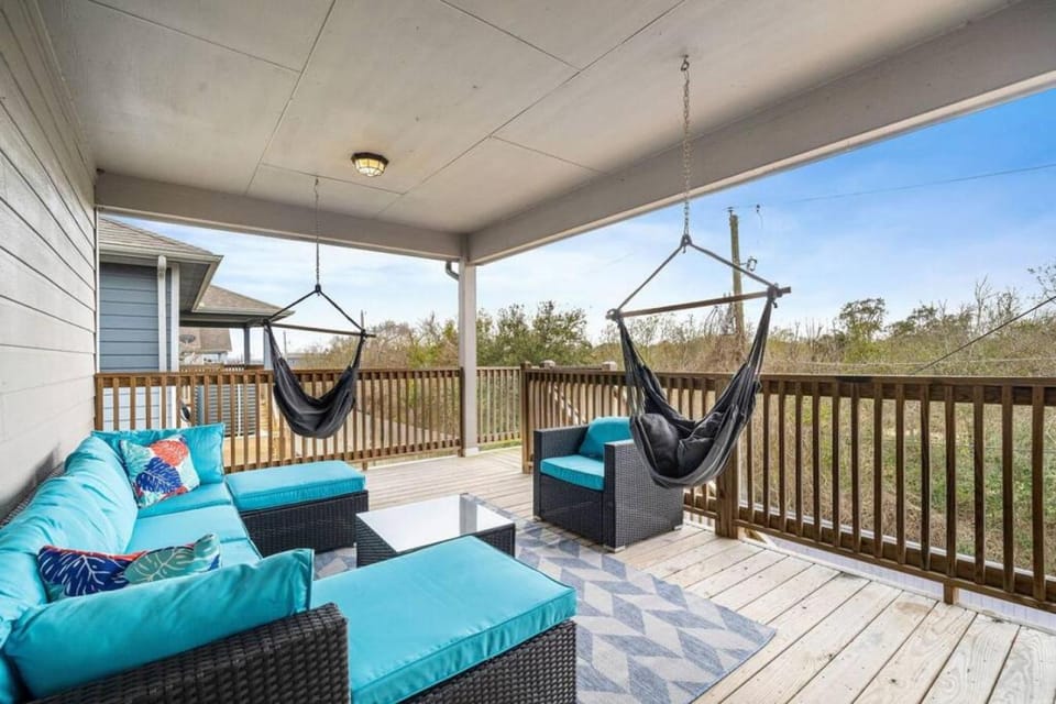 Perfect Seabrook retreat just minutes from the bay with fire pit and Cowyboy soaking pool House in Seabrook