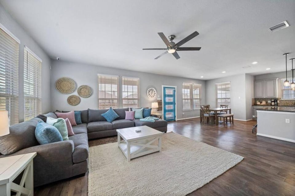 Perfect Seabrook retreat just minutes from the bay with fire pit and Cowyboy soaking pool House in Seabrook