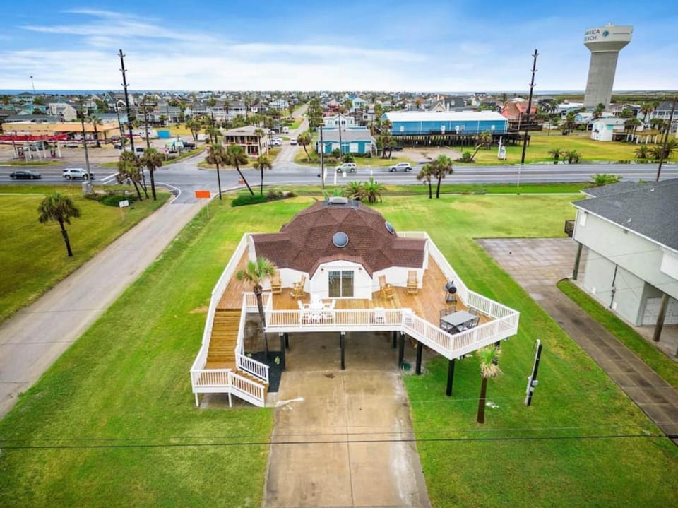 Unique home with massive deck and close to beach House in Jamaica Beach
