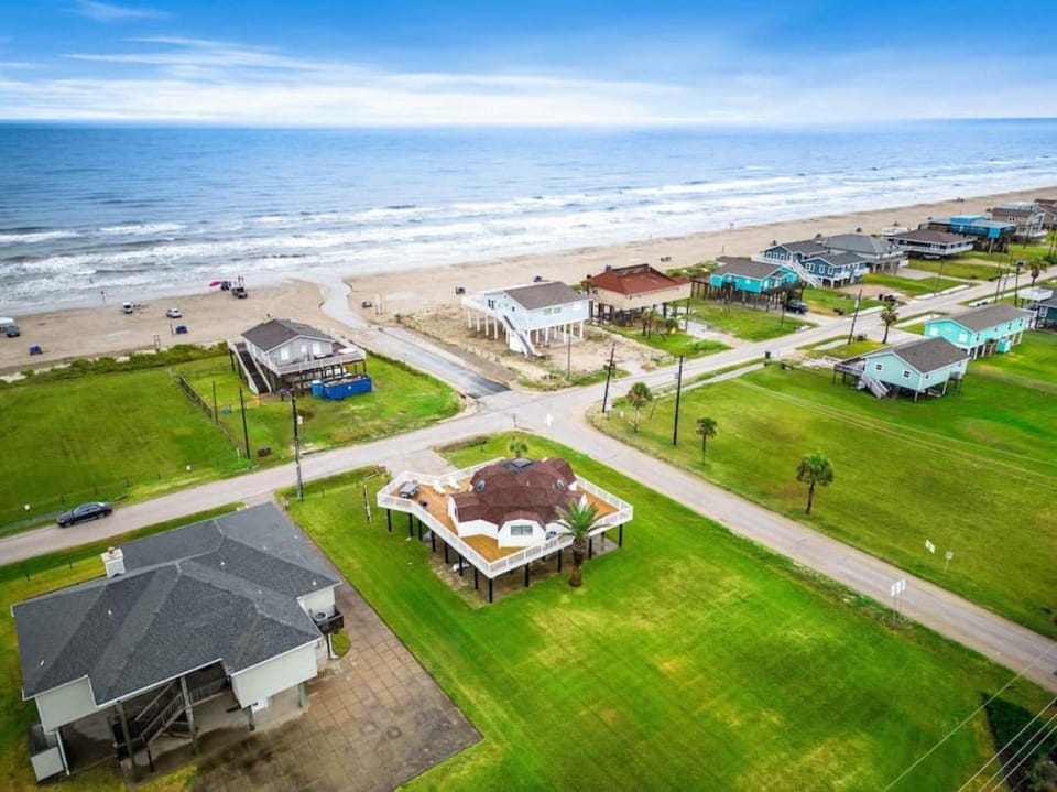 Unique home with massive deck and close to beach House in Jamaica Beach
