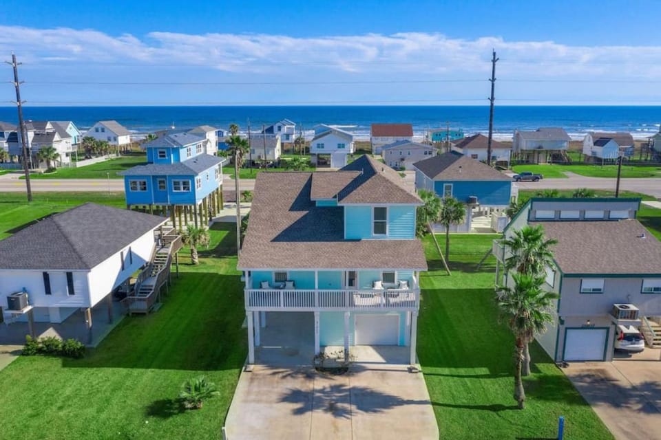 3 level beach house with game room, pool table and ocean views House in Galveston Island