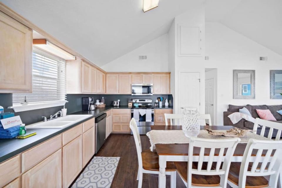 Beach Home with Ocean Views, Large Deck, and Firepit House in Alvin