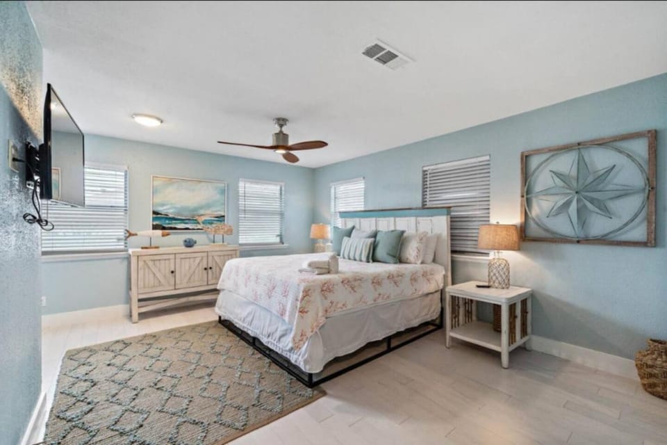 Modern bungalow with private pool, fire pit and game room House in Jamaica Beach