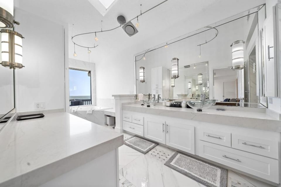 Sunsets by the Bay Stunning Waterfront Home with Pool in Sea Isle House in Galveston Island