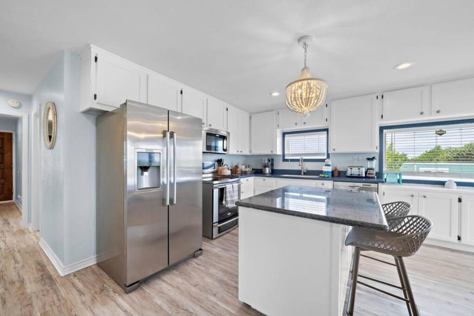 Private Bungalow with Pool, Pond, and Large Deck House in Hitchcock