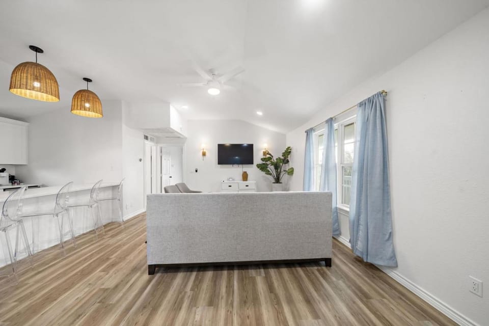 Beach Escape Close to Attractions and the Shore House in Hitchcock