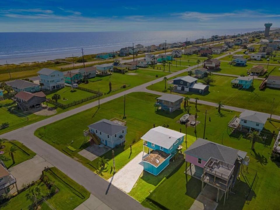 Cute Bungalow With Fire Pit Close to the Beach House in Galveston Island