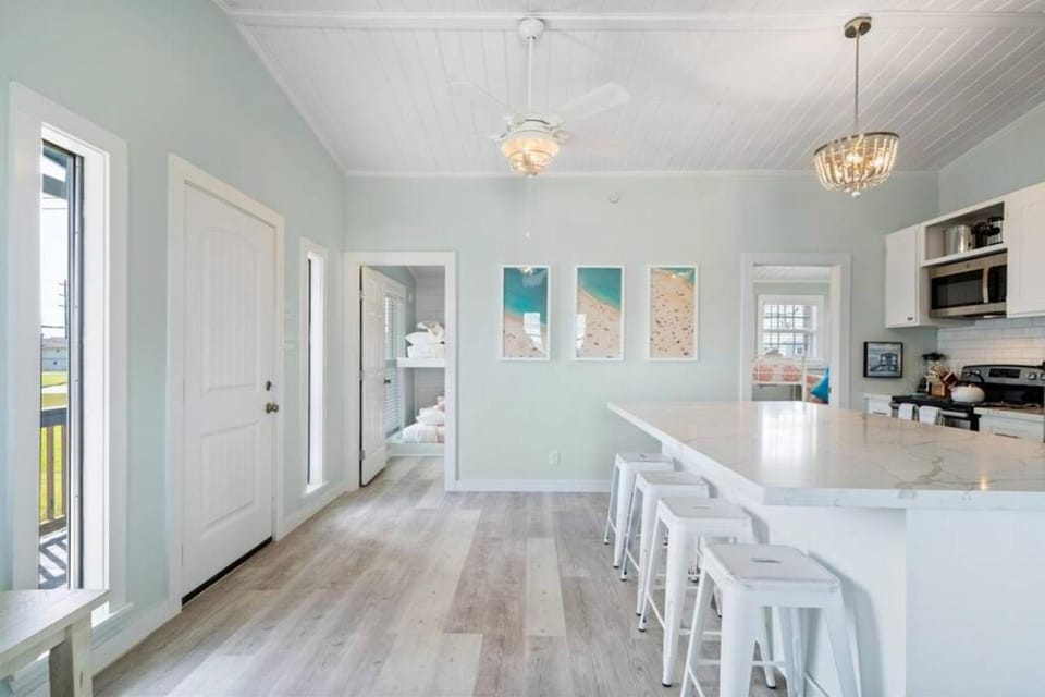 Cute Bungalow With Fire Pit Close to the Beach House in Galveston Island