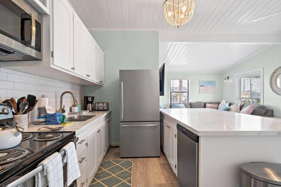 Cute Bungalow With Fire Pit Close to the Beach House in Galveston Island
