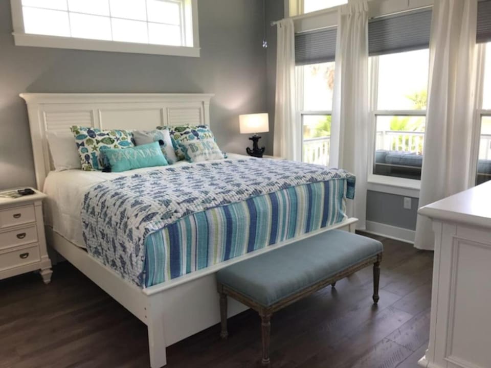 Seahorse Inn - Walk to Sunny Beach and Ocean Views House in Galveston Island