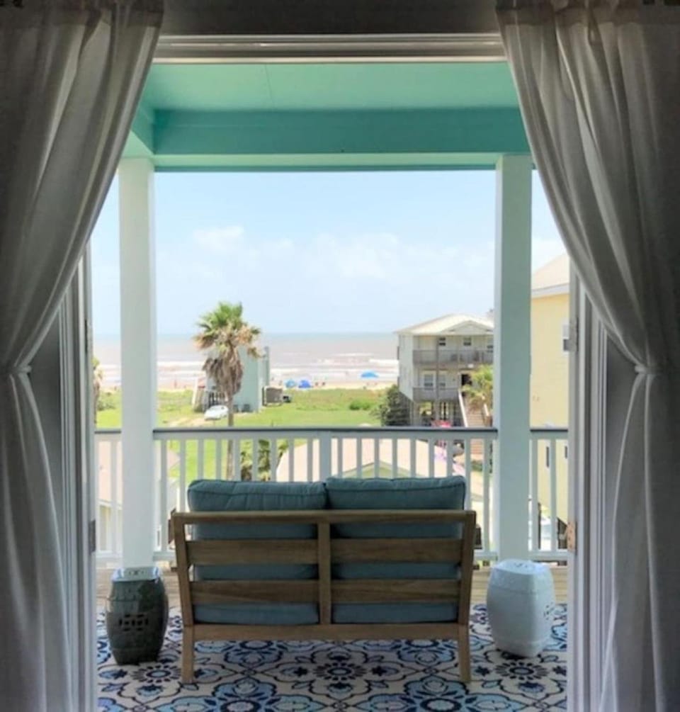 Seahorse Inn - Walk to Sunny Beach and Ocean Views House in Galveston Island