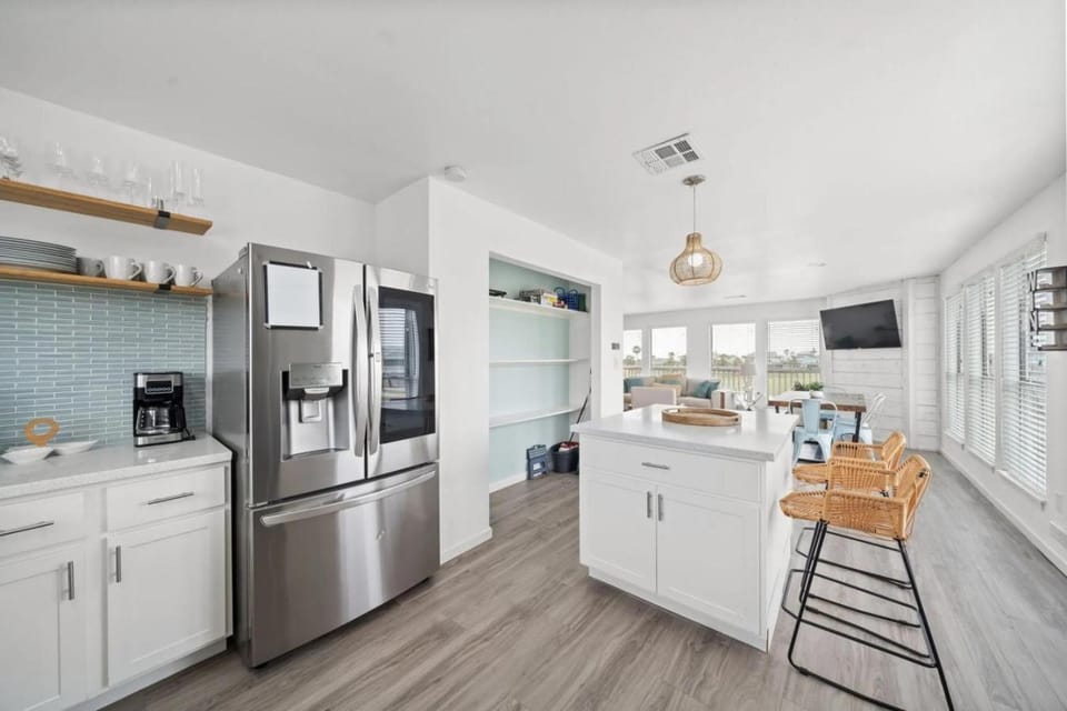 Bright and Cozy 4 Bedroom close to the Ocean House in Galveston Island