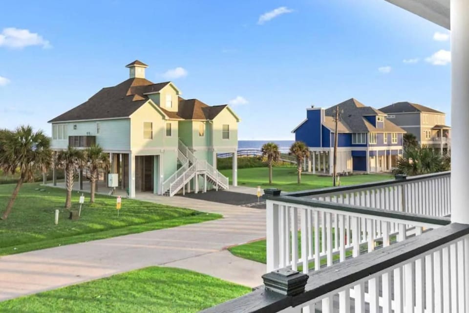 Gulf Views, Hot Tub, Steps to Beach House in Hitchcock