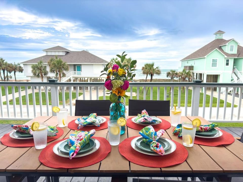 Gulf Views, Hot Tub, Steps to Beach House in Hitchcock