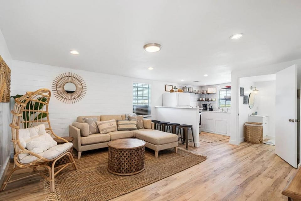 Beach Bungalow with Gorgeous Deck, Close to Beach House in Surfside Beach