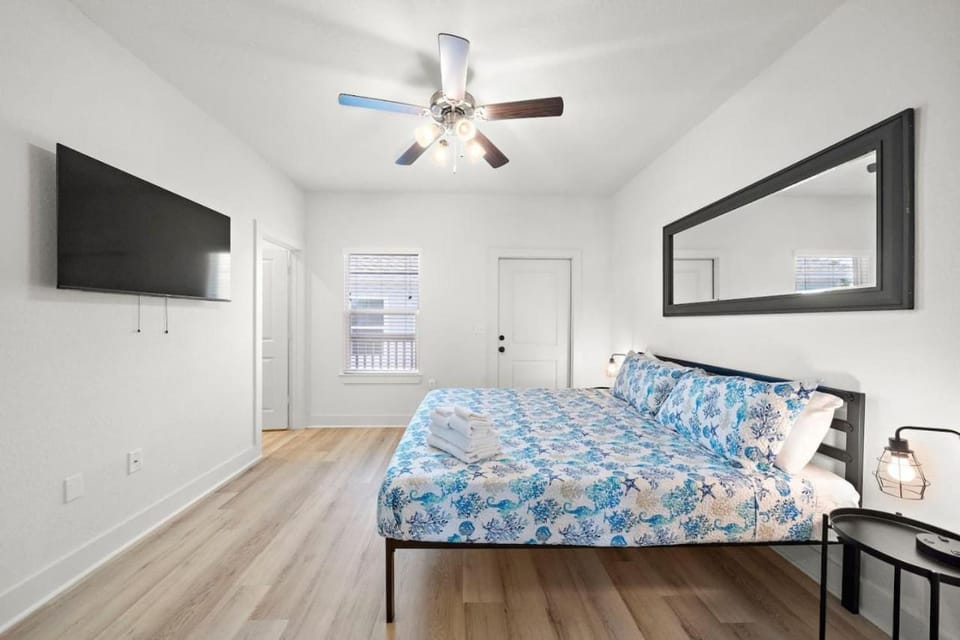 Family home near downtown in convenient location House in Galveston Island