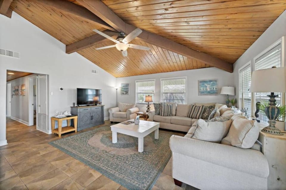 Charming Canal Home with Great Views and a Tiki Bar House in Hitchcock