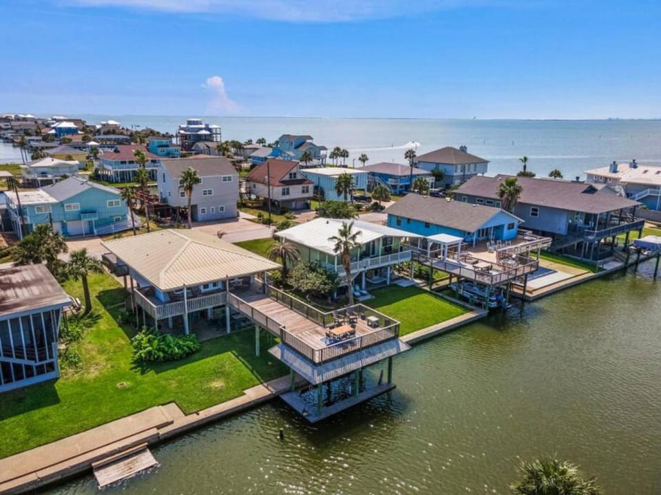Charming Canal Home with Great Views and a Tiki Bar House in Hitchcock