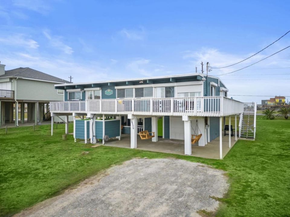 Beach bungalow with stunning ocean views and huge deck just steps away from the beach House in Jamaica Beach