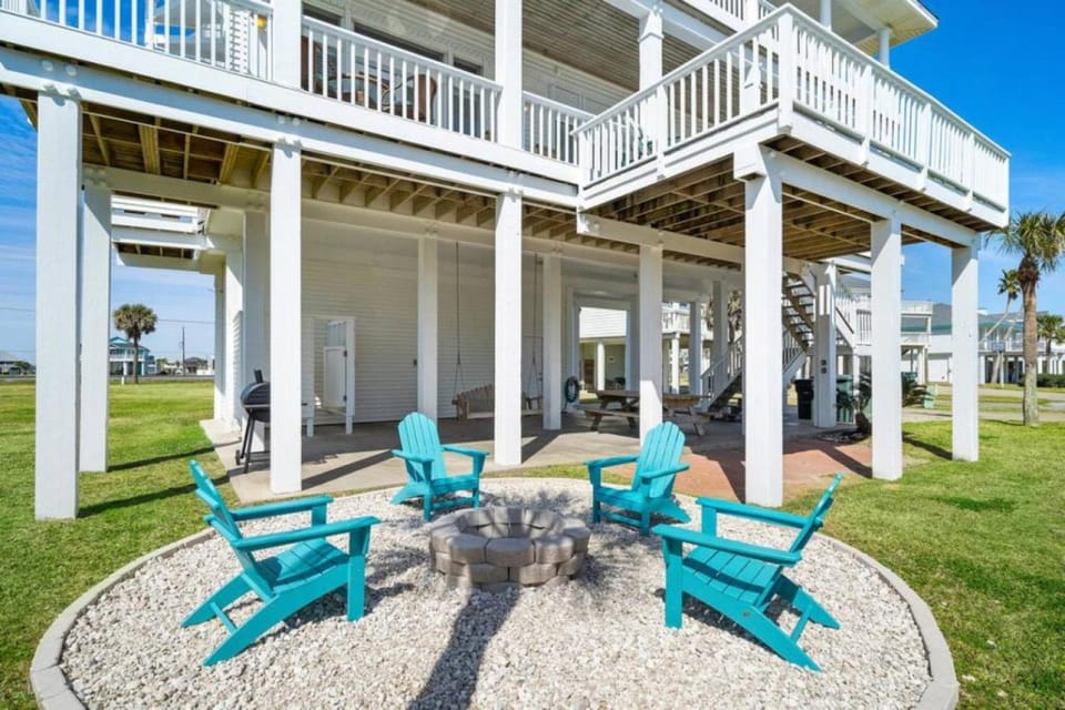 Huge beach house with great views, steps from sand House in Hitchcock