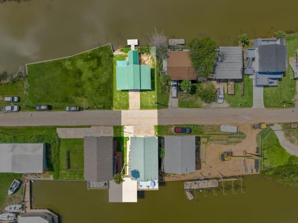 Waterfront beach house with the ultimate game room and two docks House in Freeport