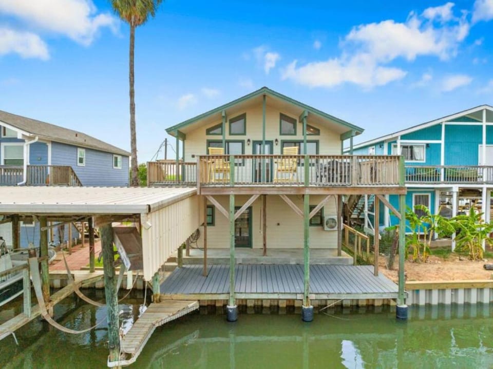 Waterfront beach house with the ultimate game room and two docks House in Freeport