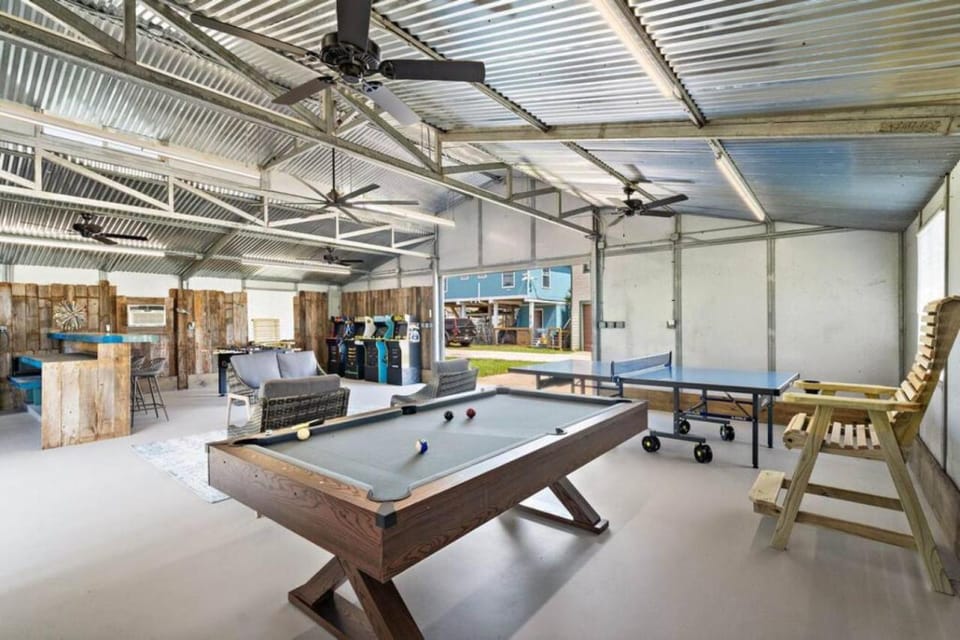 Waterfront beach house with the ultimate game room and two docks House in Freeport